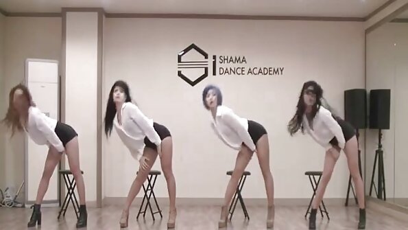 Brünette reife frauen video mit scharfem Tittchen leckt Schwanz und lässt ihn in ihre Muschi kommen