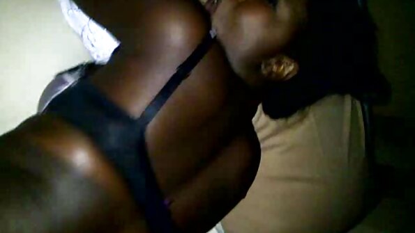 Zwei Männer küssten sex video ältere frauen ein junges Mädchen und spritzten ihr ins Gesicht.