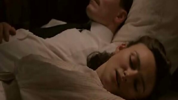 Zwei reife frauen sex video Mütter lutschen abwechselnd einen Partner und lecken sich gegenseitig die Tassen