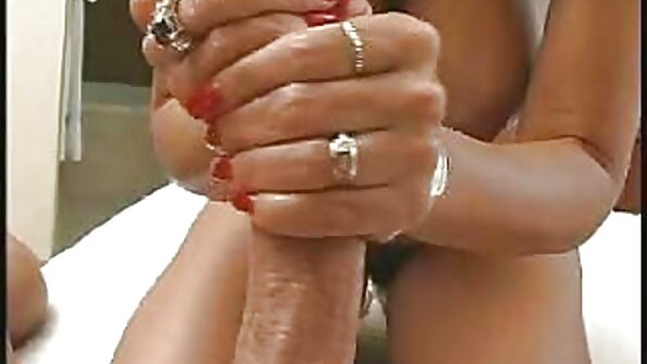 Zwei junge Mädchen filmen Gruppenpornos reife frauen anal pornos für einen Mann in der Küche