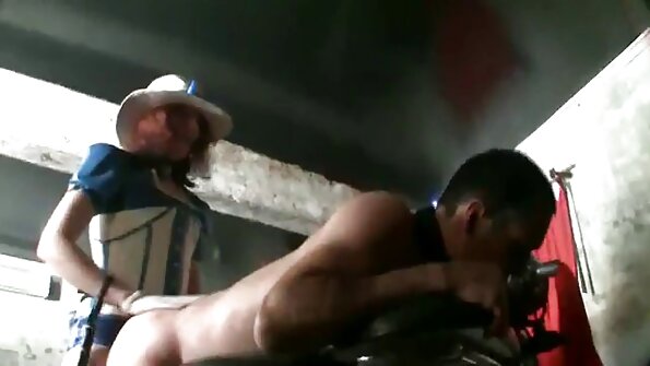 Auf den Körper tätowiertes Mädchen ersetzt saftigen Schritt zum reife frauen nackt videos Küssen zu Hause