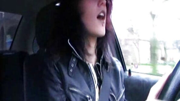 Süße Frau, die zu Hause im Auto geraucht hat, ist bereit, das Sperma ihres Geliebten anzunehmen reife nackte frauen videos