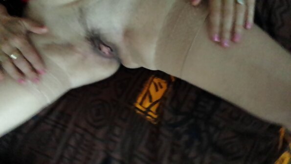 Vollbusige Mutter posiert vor dem Klempner sex video reife frauen und fickt ihn mit einem Kuss auf die Muschi