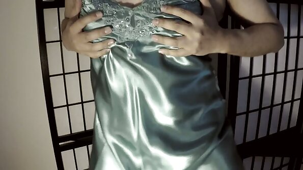 Blondes Teen reitet reife frauen porno video den Schwanz eines verheirateten Mannes auf der Couch.