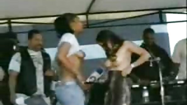 Junger Kerl küsst Milf in schwarzen Strümpfen reife damen videos