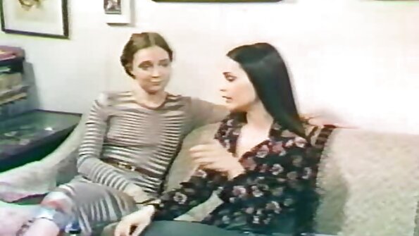 Babysitterstrümpfe Krebs stehend genießt reife porn eine Vagina mit ihrem Geliebten