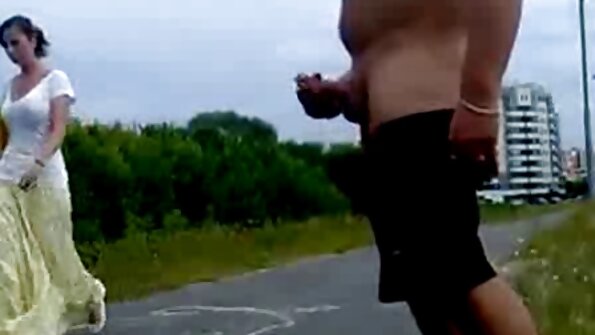 Ein Mann mit zwei sex mit reifen frauen video Penissen küsst auf beide Löcher eines jungen Studenten