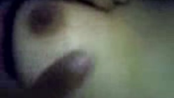 Eine sexy reife damen xxx junge Frau fickt einen Mann in einem Pornohaus.