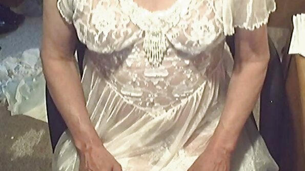 Brünette zeigte Ihre Titten, rauchte und reife frauen porn video sprang auf den Schwanz