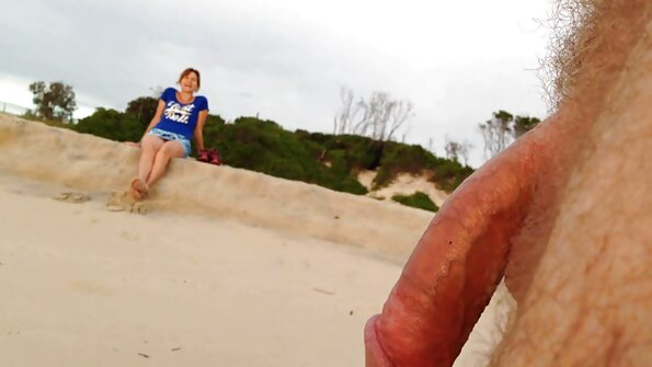 Zwei Mädchen machen Striptease und haben Spaß mit lesbischem tube reife frauen Sex in ihrer Freizeit