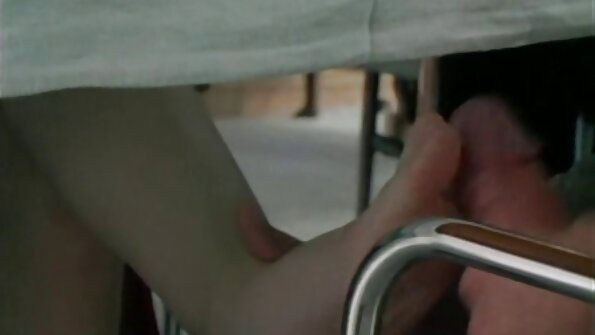 Der Bauer küsste die vollbusige Schlampe sanft in die Muschi und reife damen video fickte sie