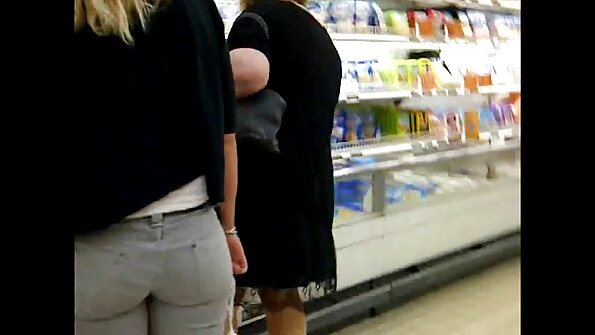 Unrasierter Kerl lässt eine vollbusige blonde MILF reife hausfrauen tube mit einem großen Schwanz fallen