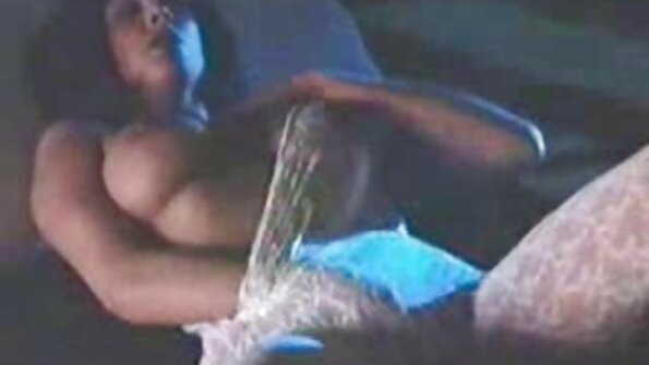 Sexmodel reife nackte frauen videos eines jungen Mannes mit zwei Freunden am Pool