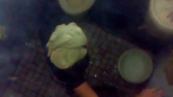 Mama, die nach dem Staubsaugen schläft, hat nichts dagegen, auf den harten Schwanz ihres Geliebten reife frau xxx zu springen