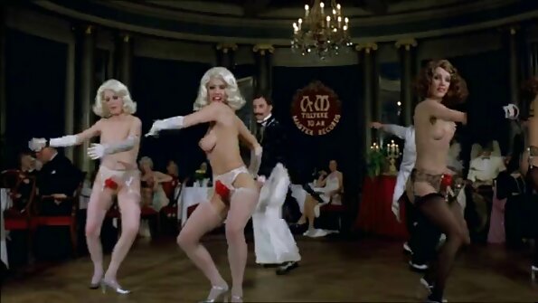 zerbrechliche Blondine fickt reife frauen free video mit einem Kuss mit einem Mann während einer Partie Billard