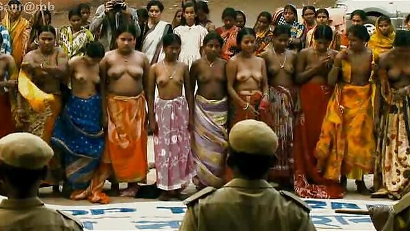 MILF mit einem Kuss auf einer reife schlampen porn party.