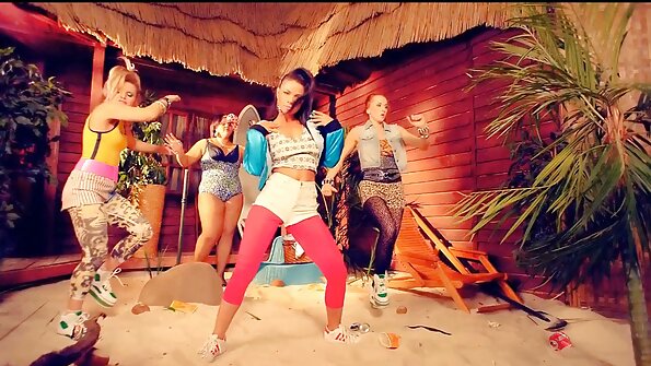 Blondine reife frauen sex video mit großen Titten leckt den Schwanz eines schwarzen und spreizt ihre Beine