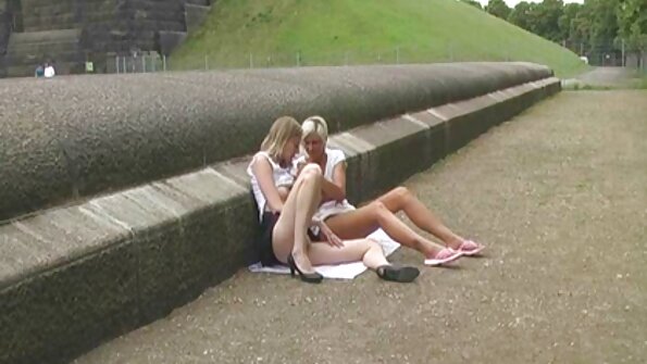 Zwei vollbusige Lesben lieben sich in einer reife weiber tube Gefängniszelle