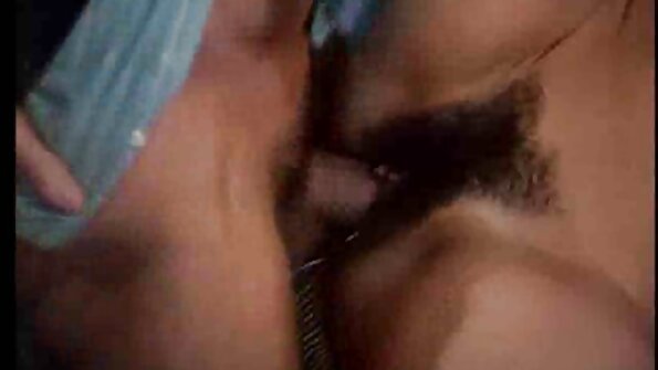 Junges Mädchen nach der massage öffnet Ihre Beine für die vaginale reife frauen sex clips penetration