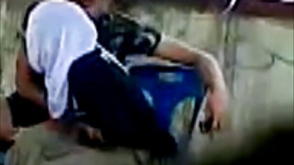 Die Jungs tauschten Mädchen aus und küssten sie auf der Couch auf video von reifen frauen den Arsch.