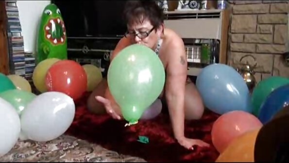 Sie putzte ihr reife hausfrauen tube Büro und küsste ihren Chef auf den Teppich.