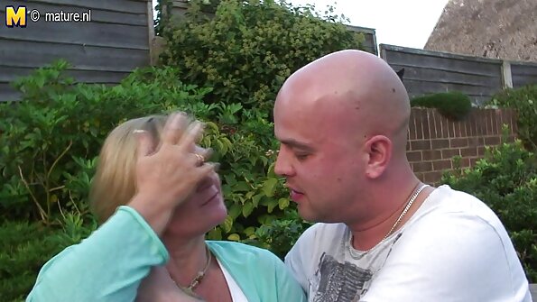 Nachdem der Typ nuttige Socken reife lady tube in den Analarsch gefickt hatte, gab er ihr eine innere Ejakulation