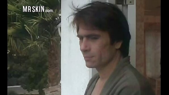 Eine Stieftochter verführt den Ehemann ihrer Mutter zu einem heißen Kuss im Schlafzimmer reife hausfrauen videos