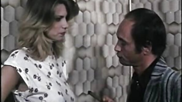 Freche Mutter reibt sich die Titten und video von reifen frauen fickt mit der Muschi eines Mannes