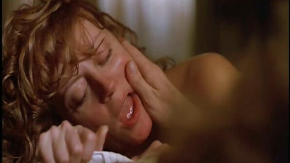 Russischer sex video ältere frauen Ehemann küsst seine krebskranke Frau, während sie sich die Haare wäscht