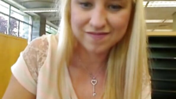 Rothaariges Mädchen in verschiedenen Posen trifft reife xxx Ihre Freundin