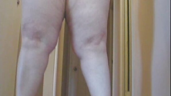 Arroganter Mann video sex mit reifer frau zufrieden mit den Mitgliedern von zwei vollbusigen Liebhabern