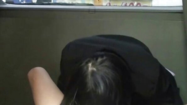 Zwei Lesben haben Sex auf einem großen reife damen video sofa.