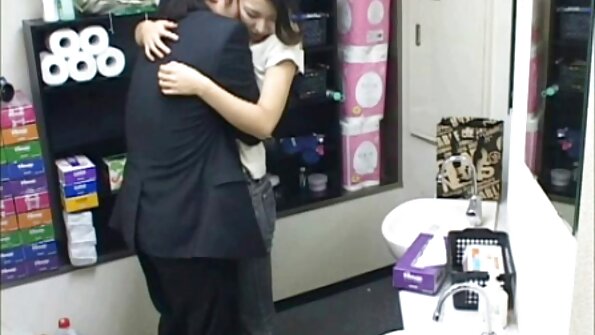 Das Mädchen öffnete den Mund und polierte die Schraube, während es das Haus reife frauen nackt video putzte