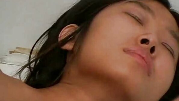 Schöne Blondine verführt reife porn die Gäste zum lesbischen sex in der Pose 69