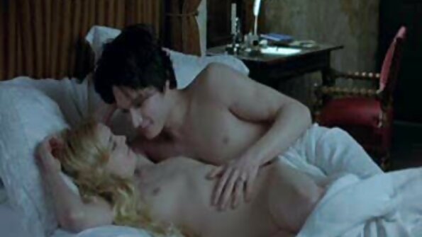 Die kleine Mia hat Spaß mit reife porn dem Rollenspiel eines Mädchens