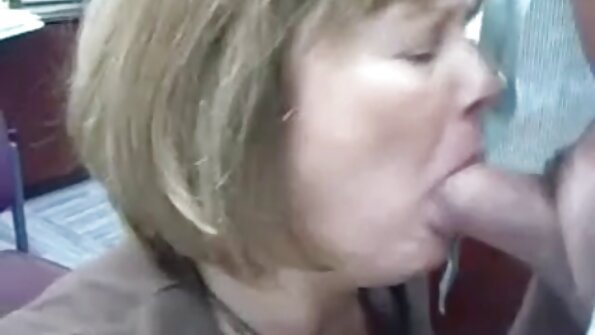 Lesbe lässt ein süßes Baby ihre reife sex tube Freundin massieren