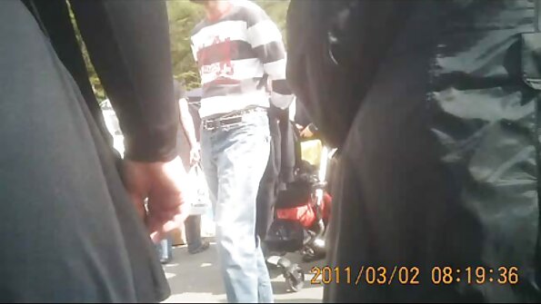 Mama berührt den Schwanz eines jungen Soldaten und will ihn ficken. reife porn