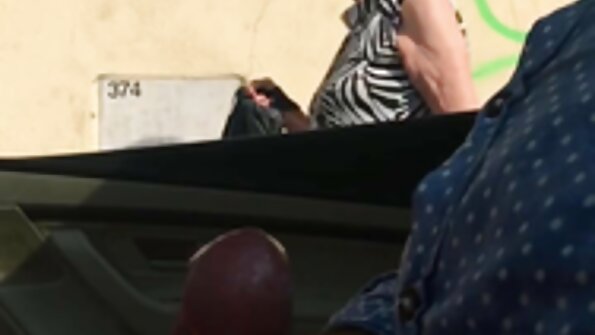 Brünette Mutter zog ihre Unterwäsche aus und bekam einen Tittenkrampf mit einem reife deutsche frauen videos Mitglied ihres Geliebten, der oben auf sie sprang