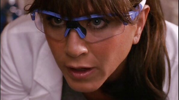 Vollbusige Mutter küsste ihren Stiefsohn auf ihre schwarze Muschi und fickte reife porn mit ihm