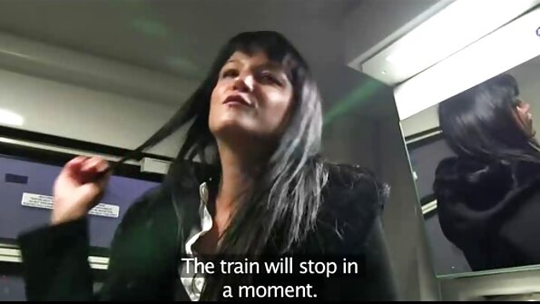 Der Masseur berührt die großen Titten des Kunden und reife damen xxx wird angemacht.