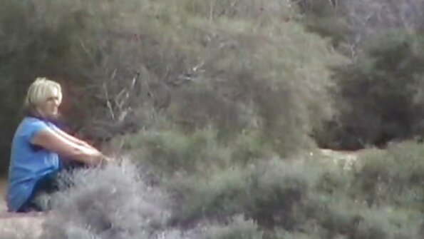 Mädchen mit Brille leckt sanft den reif gefickt Schwanz eines heißen Freundes aus nächster Nähe