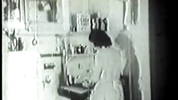 Junges Mädchen verführt einen Mann reife muschi tube zum sex in seiner Wohnung vor einer versteckten Kamera