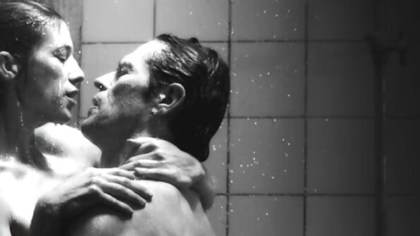 Junger Freund fickt eine reife damen video vollbusige Mulattenpatientin mit Krebs auf dem Couchkuss