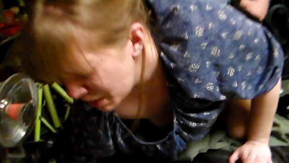 Brünette mit Brille mit Tätowierung am reife frau xxx Körper in der Position von Krebs ersetzt Maca durch Sex