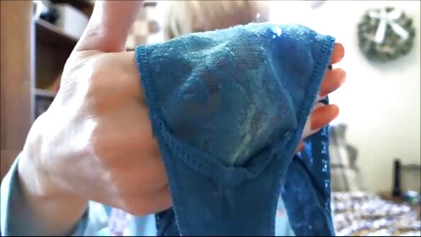 Die Besitzerin der Wohnung fickt Apollonia lapiedra mit einem Kuss auf reife tube einen Stuhl