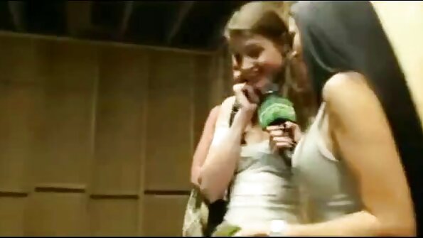 Süßes porno video reife frauen Mädchen mit großen Titten fickt mit einem Kuss aus dem Haus eines Mannes aus nächster Nähe