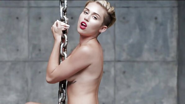 Heiße reife sexvideos MILF fingert und fickt ihren Geliebten hart