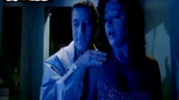 Zwei Männer mit langen Schwänzen haben auf reife sex tube jeder Seite eine Brünette.