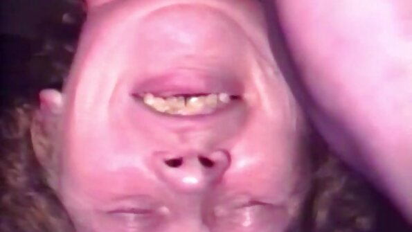 Zwei muskulöse Athleten küssen eine Brünette mit Brille im reife deutsche frauen videos Fitnessstudio in einem Simulator