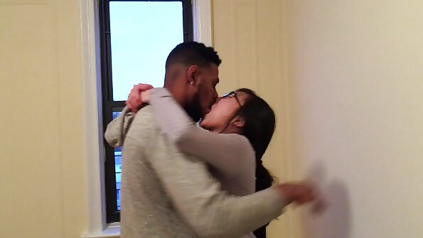 Zwei schwarze Frauen reife sex tube überraschen ihren Freund sexy mit einem großen penis